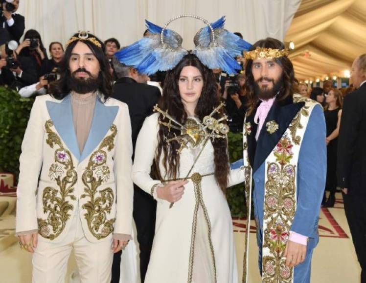 Para completar el cuadro, Jared Leto posó en la alfombra roja junto a Lana del Rey y Alessandro Michelle, director creativo de Gucci. Conformando la 'Santísima Trinidad' / AFP PHOTO / ANGELA WEISS