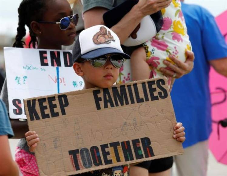 Los manifestantes portaron carteles en los que aseguraban que los 'niños merecen cariño y no jaulas', 'mantengan a las familias juntas' o 'Hagamos a Estados Unidos amable de nuevo', en referencia al famoso eslogan de campaña del presidente: 'Make America Great Again' (Hagamos a EEUU grande de nuevo).