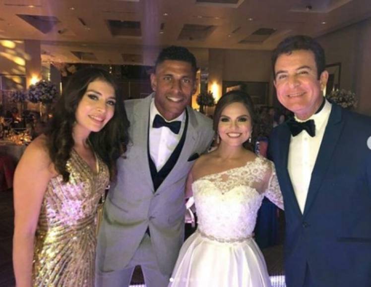 Salvador Nasralla e Iroshka Elvir fueron de las personalidades reconocidas que se dieron cita en la boda.