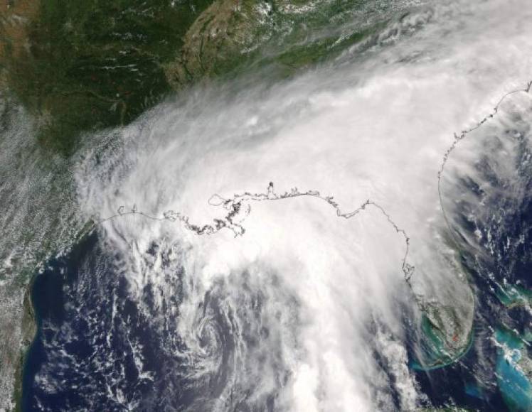 Cindy, la tercera tormenta tropical de este año en la cuenca atlántica, tocó tierra en la madrugada de hoy en la frontera entre los estados estadounidenses de Luisiana y Texas, donde se registran inundaciones e intensas precipitaciones.