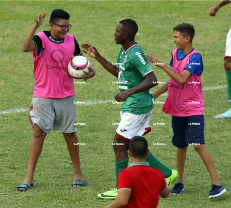 Estos dos recogepelotas felicitaron a Jeffry Miranda al final del partido.