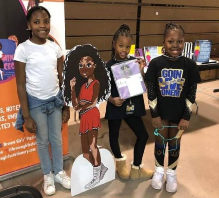 Kamaria <br/>Se autodenomina la 'mini-CEO' de la firma Brown Girls' Stationary y vende libretas, cuadernos, tarjetas, mochilas, paraguas y cortinas de baño, entre otros, con la imagen impresa de niñas negras que ella misma diseña.<br/><br/>También crea objetos para niñas con vitíligo (enfermedad de la piel que se caracteriza por la aparición de manchas blancas) o en silla de ruedas, con el propósito de que se sientan identificadas con los productos.<br/><br/>'En los últimos tres años, hemos ganado más de US$10.000 y desde el pasado enero alcanzamos más de US$2.500 en ventas', le cuenta a BBC Mundo en un correo Shaunice Sasser, madre de Kamaria.