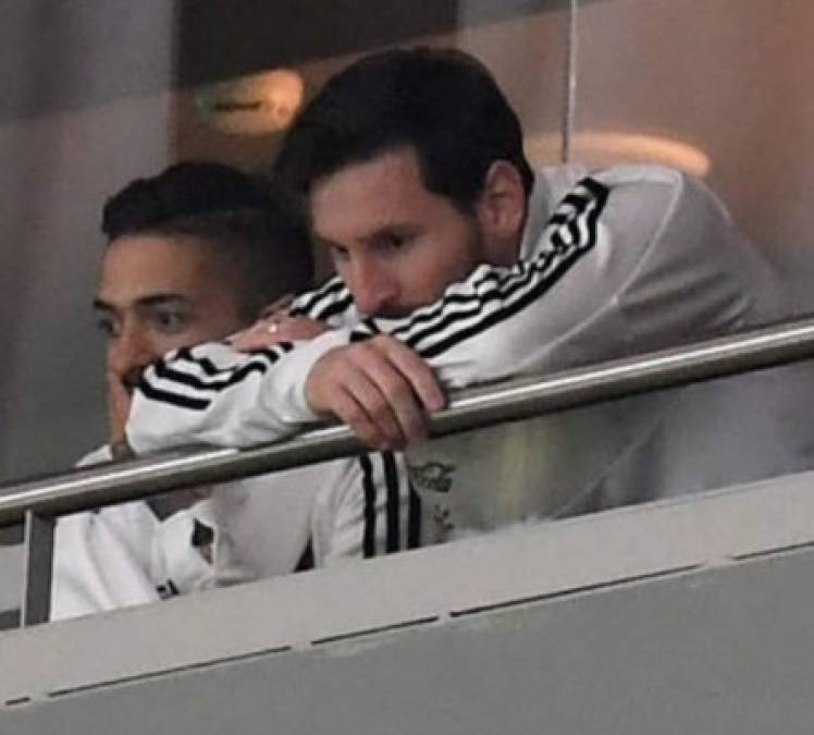 A Messi se le vio triste en el palco.