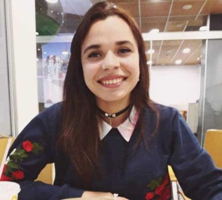 La chica uruguaya de estatura baja, tez blanca y ojos claros, nació en Uruguay y cumplirá 19 años de edad. Ella asegura que es hija del mediocampista hondureño 'Rambo' de León.