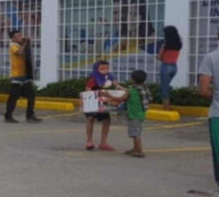 Niños de 5 a 8 años llegaron a lugar para también llevarse electrodomésticos. Los pequeñitos cubrieron sus rostros con camisetas.<br/><br/>Lamentablemente son expuestos a estas acciones que violan la ley por sus propios familiares.