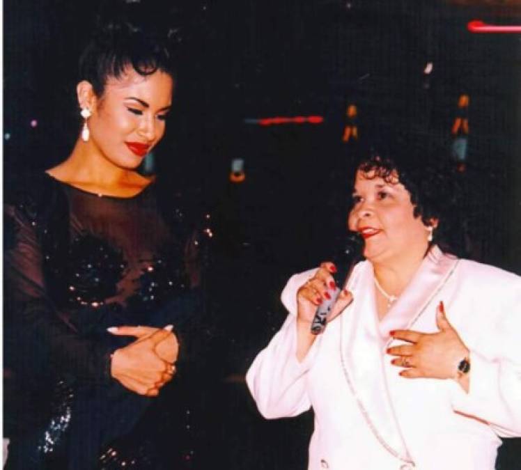 Selena Quintanilla y Yolanda Saldívar.<br/><br/>La reina del 'Tex mex' fue asesinada a manos de la presidente de su club de fans cuando la cantante se enteró de que Saldívar le había estado robando.<br/><br/>Yolanda le debía 200 mil dólares a Quintanilla, dinero robado mientras administraba el club de fans y las tiendas de ropa de la estrella.