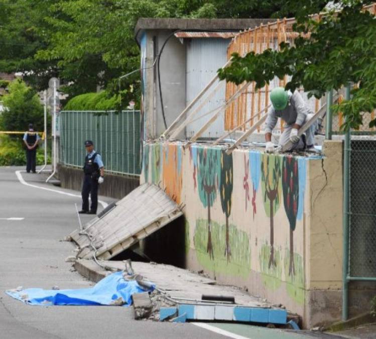 Tras el terremoto hubo varios temblores de menor fuerza en la zona, y las autoridades alertaron a los habitantes de la región contra el riesgo de derrumbes de casas y de corrimientos de tierra, ya que se esperan lluvias.