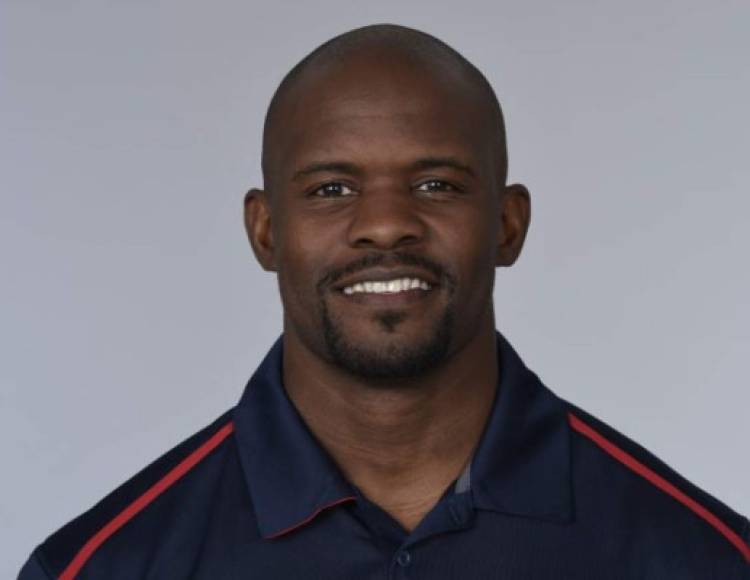 Brian Flores fue entrevistado por los Miami Dolphins desde hace dos semanas, en esta instante su madre recaía de un cáncer y en medio de su entrevista corría el riesgo de morir.