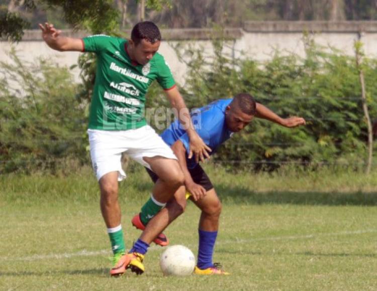 Lenín Suárez cuenta con 44 años de edad y milita en la Liga de Veteranos.