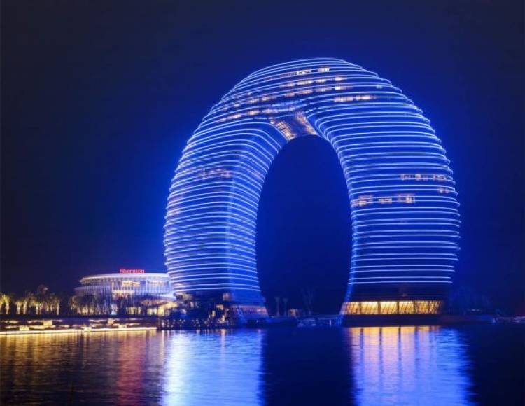 El Sheraton Huzhou Hot Spring Resort, en China: Famoso por su forma de dona, el Sheraton ofrece muchos servicios que van más allá de su atractiva arquitectura, entre estos un puente submarino que conecta las dos torres del hotel. En las noches, ofrecen un espectacular show de luces en el que iluminan la estructura distintiva del edificio.