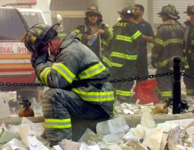 Entre los fallecidos se encontraban 343 bomberos de Nueva York, 23 policías y 37 agentes de la Autoridad Portuaria.