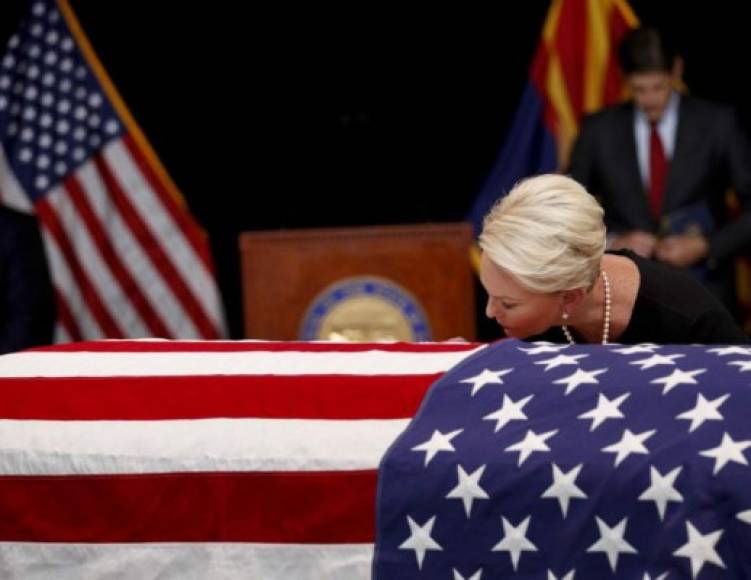Cindy McCain besó el féretro de su esposo durante la ceremonia de homenaje en Arizona.