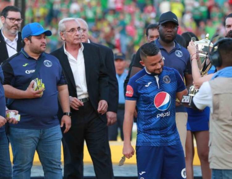 El lateral Omar Elvir del Motagua fue a recoger la Copa del subcampeonato.