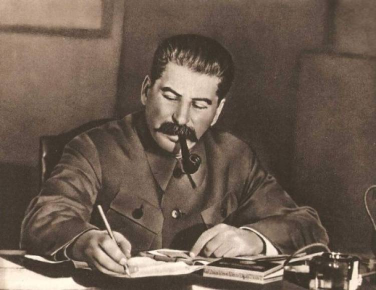 5. Iósif Stalin: El secretario general del Comité Central del Partido Comunista de la URSS también aparece en la lista. Los autores del estudio explican su controvertida decisión por el hecho de que controló el país más rico del mundo.
