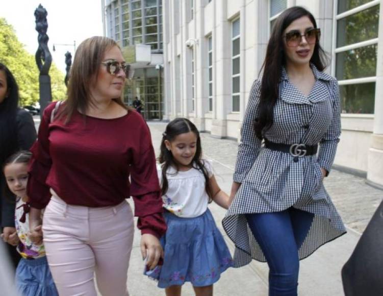 La esposa del capo, ciudadana estadounidense, ha asistido a todas las audiencias que 'El Chapo' ha afrontado, en la previa del juicio en su contra que iniciará el próximo 5 de noviembre en la corte de Brooklyn.