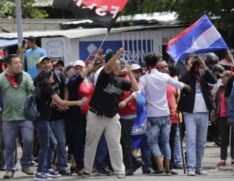 '¡Asesinos!', gritaron a la policía varios pobladores desde sus casas.