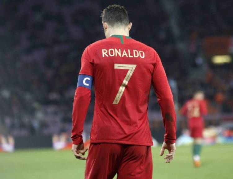 El portugués Cristiano Ronaldo en acción durante el partido amistoso internacional que enfrenta a las selecciones de Portugal y Holanda.