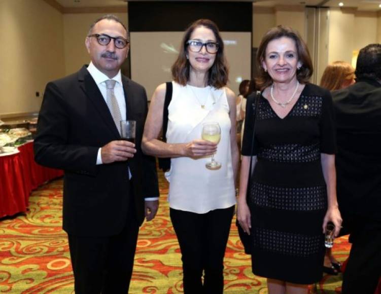 Amir y Patricia Rezai con María del Carmen Nasser.