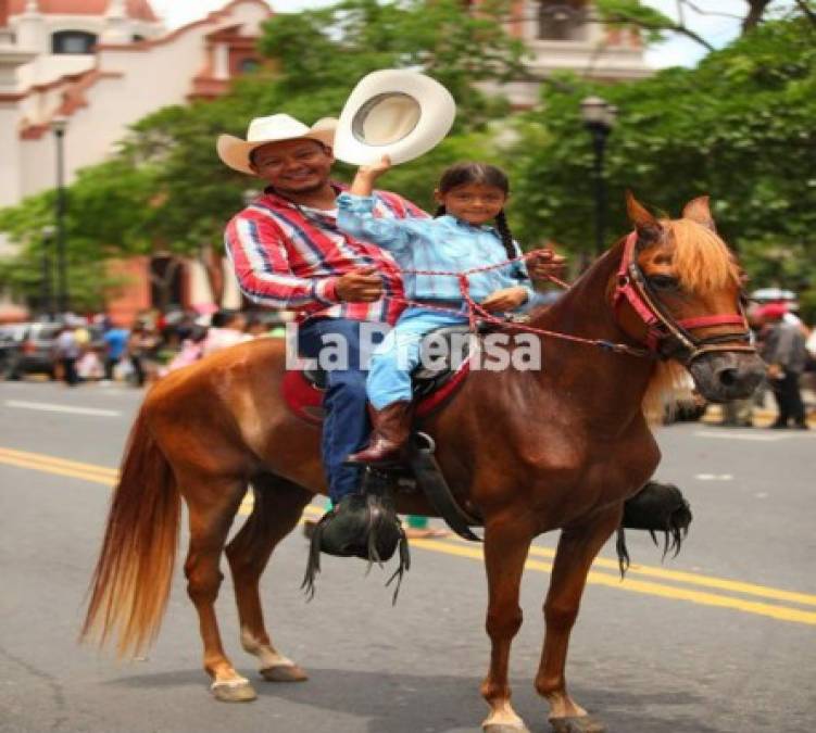 En la imagen, un padre y su pequeña hija sonríen a la cámara mientras disfrutan del evento.