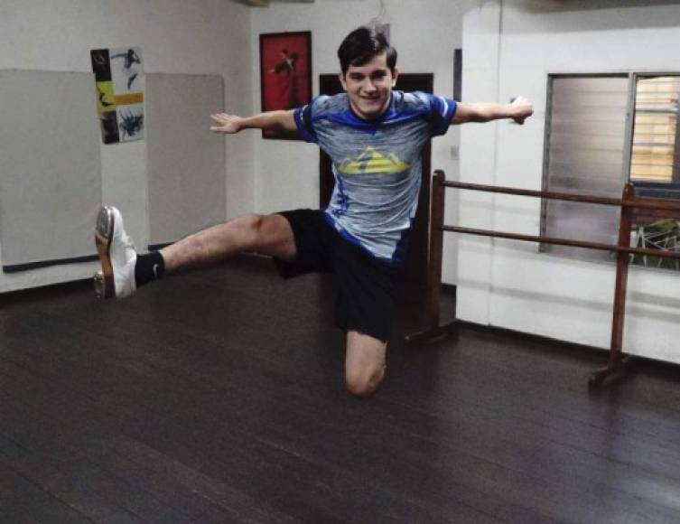 Andrés Sorto es un joven apasionado por el baile, quien gracias a su talento fue becado por la Academia CCDanza. Jugando fútbol, cuando apenas era un niño, en las orillas del bordo de la colonia Juan Lindo fue como lo encontró Flor Alvergue, directora de esta institución. Ahora Andrés es maestro de tap en CCDanza.