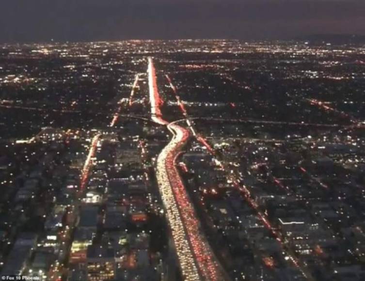 En California, miles de personas comenzaron a abandonar ayer la ciudad de Los Ángeles para dirigirse a distintos destinos de EEUU para la celebración de Thanksgiving.