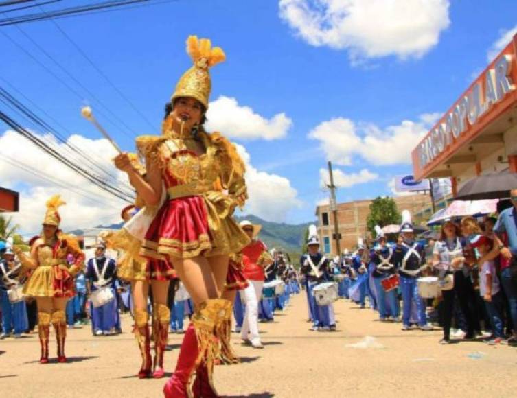 Tras su participación en los desfiles patrios de 2017, Villafranca no solo se convirtió en la palillona más bella de Honduras, también es una de las catachas más seguidas en redes sociales.