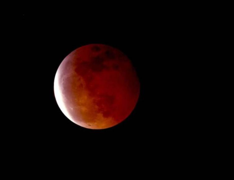 Los eclipses lunares totales o parciales ocurren al menos dos veces al año, dice Florent Deleflie, astrónomo del Observatorio París-PSL, aunque no son visibles en todas partes.