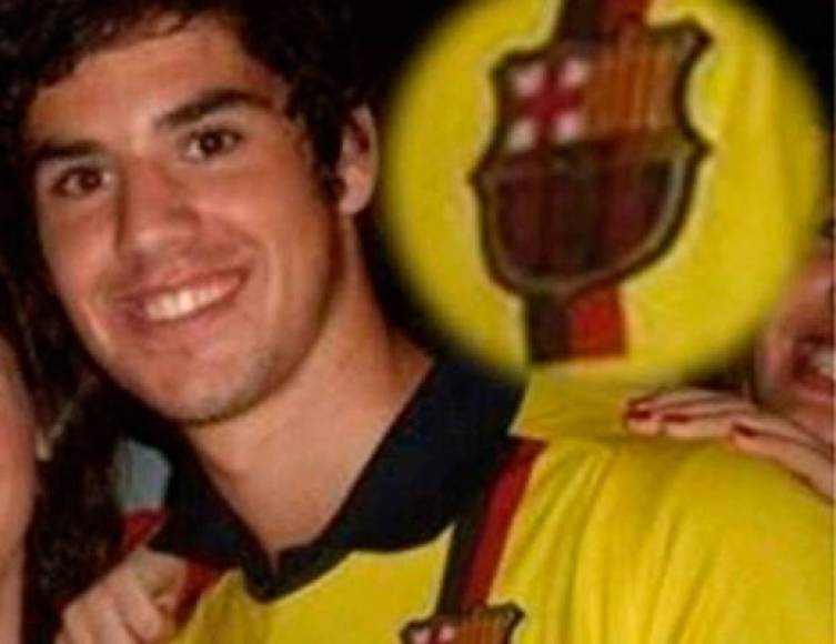 Isco en su momento posando con la camiseta del Barcelona, hoy milita en el Real Madrid y su perro tiene el nombre de Messi, admira al crack argentino.