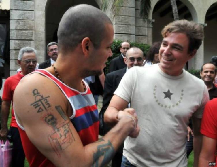 El cantante René ('Residente') Pérez (i), saluda a Antonio Castro, hijo de Fidel.