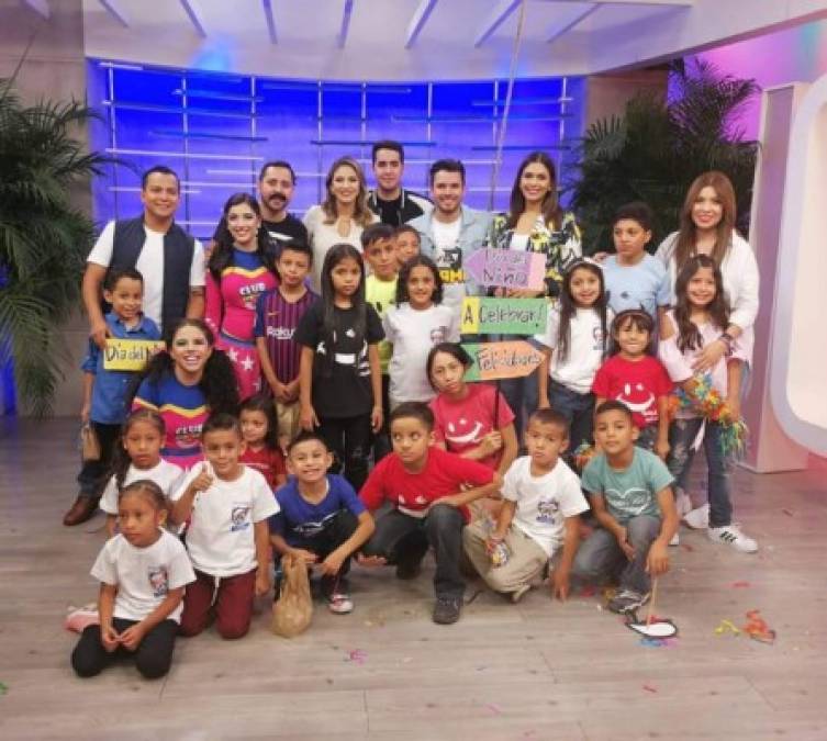 Los presentadores de Las Mañanas del 5 (Televicentro) festejaron en el matutino junto a los niños del organización sin fines de lucro Operación Sonrisa Honduras. ' ¡Un niño es el tesoro más grande del mundo!', dedicaron en sus redes sociales.