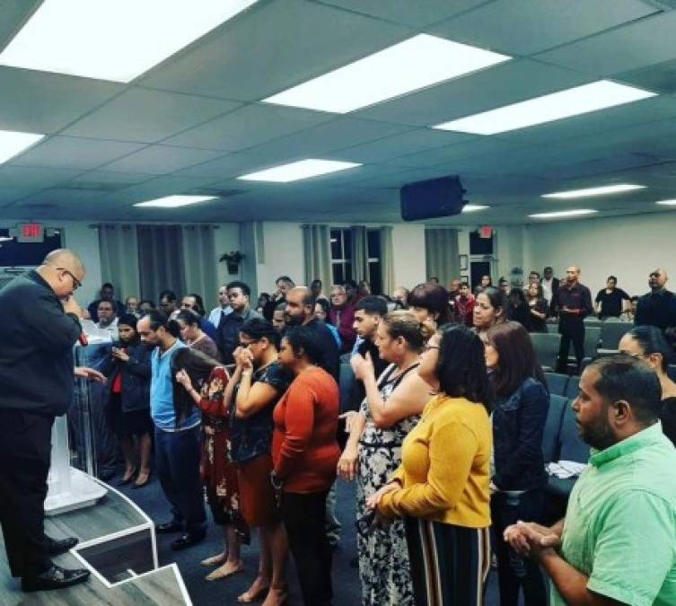 Pero, en su esfuerzo por llevar la palabra de Dios, 'El Father' no está solo y el disco cuenta con las colaboraciones de los cantantes cristianos Jullyvan, Brenda Santaella y Judith Batista. Y como parte de su misión como pastor, Delgado acudió el miércoles y jueves pasados a varias cárceles para llevar su prédica a los confinados.