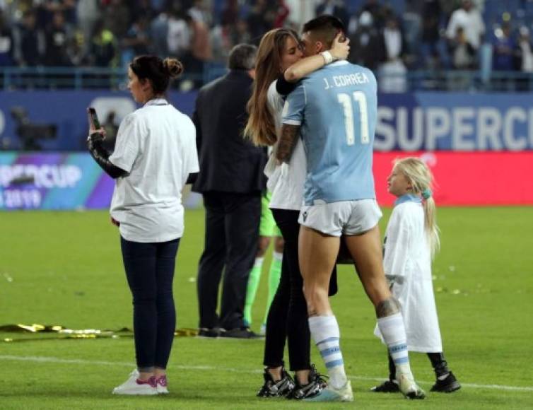 El argentino Joaquín Correa, de la Lazio, celebrando el trofeo de la Supercopa con un apasionado beso con su esposa.