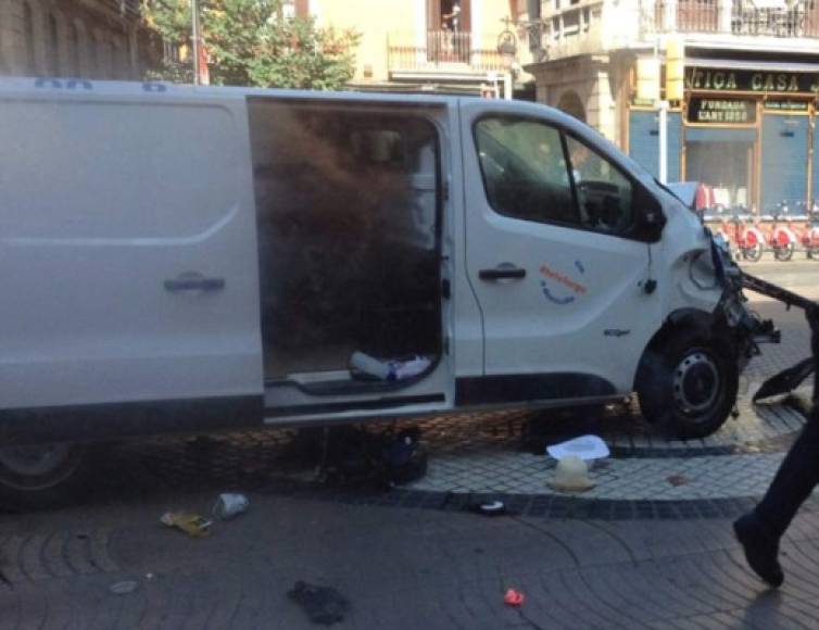 El conductor de la camioneta escapó a pie y la policía afirma que iba armado. Es un 'ataque terrorista' afirmaron las autoridades policiales.