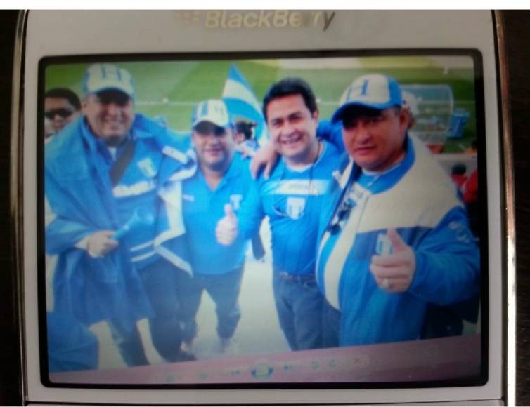 <i>La foto expuesta por la DEA confirma lo que Valle había dicho sobre los políticos hondureños. En ella aparece Juan Orlando Hernández junto al capo de Los Valle Valle en un estadio durante el Mundial Sudáfrica 2010. Es, en realidad, la foto de un teléfono Black Berry, en cuya pantalla aparece un grupo de cuatro personas que saludan a la cámara.</i>