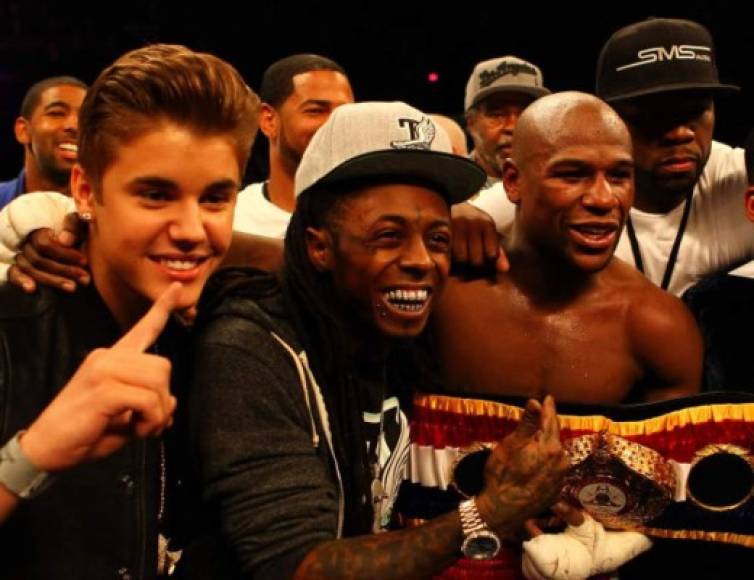 Justin Bieber, Lil Wayne, 50 Cent abrazan a su gran amigo Mayweather.