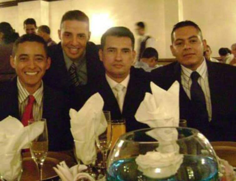 El capitán que falleció en el accidente Olvin Flores Meraz en el extremo derecho.