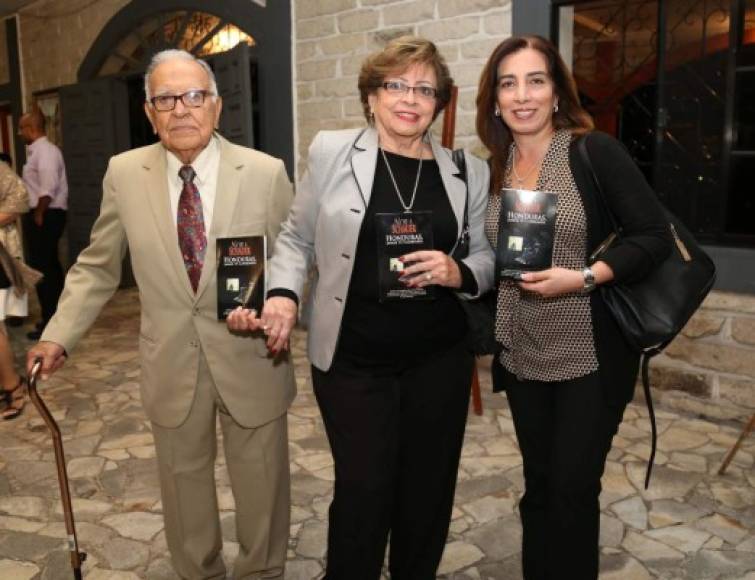 Eduardo Betancourt, Yolanda Cervantes y Yolanda Betancourt.