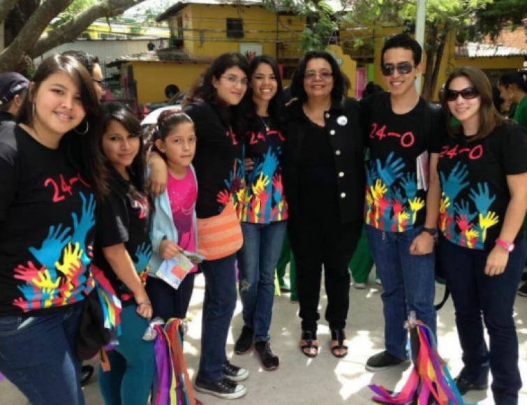 Un grupo de jóvenes hondureños junto a la rectora de la Unah, Julieta Castellanos.