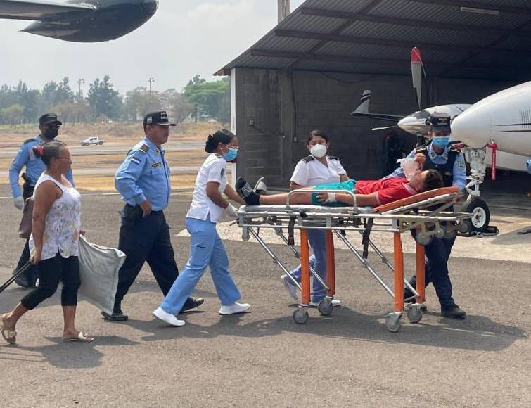 Hacia Tegucigalpa trasladan este sábado a pacientes del hospital de Roatán, el cual anoche quedó reducido a cenizas tras un voraz incendio. 