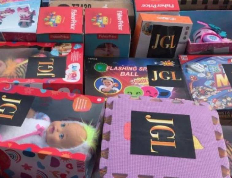 Los Chapitos habrían regalados cientos de juguetes a los niños de la comunidad siguiendo el legado que les dejó su padre de proyección social, según medios mexicanos.