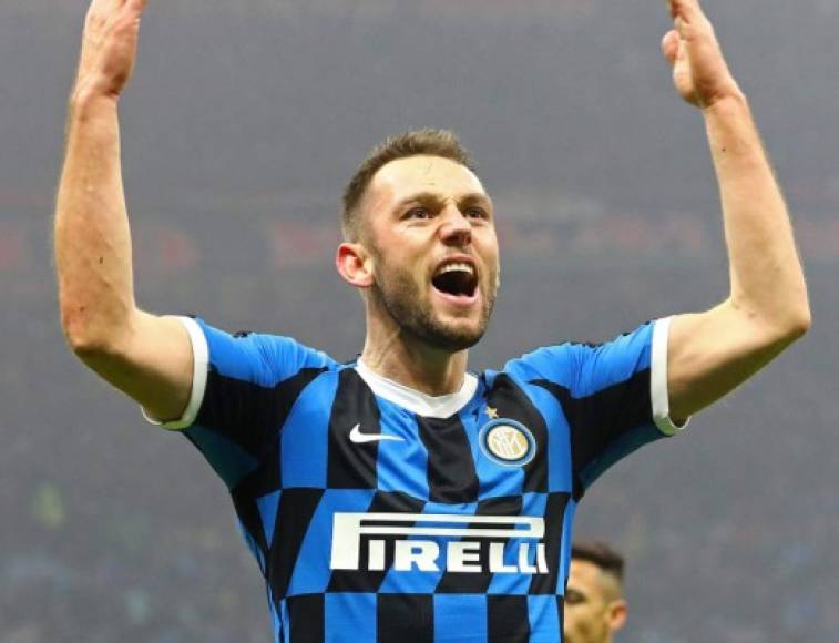 El Inter de Milán tiene en mente renovar el contrato del defensa holandés Stefan de Vrij, el cual expira en junio de 2023. El agente del jugador también exigirá aumentar el salario que actualmente está en 3,8 millones de euros.