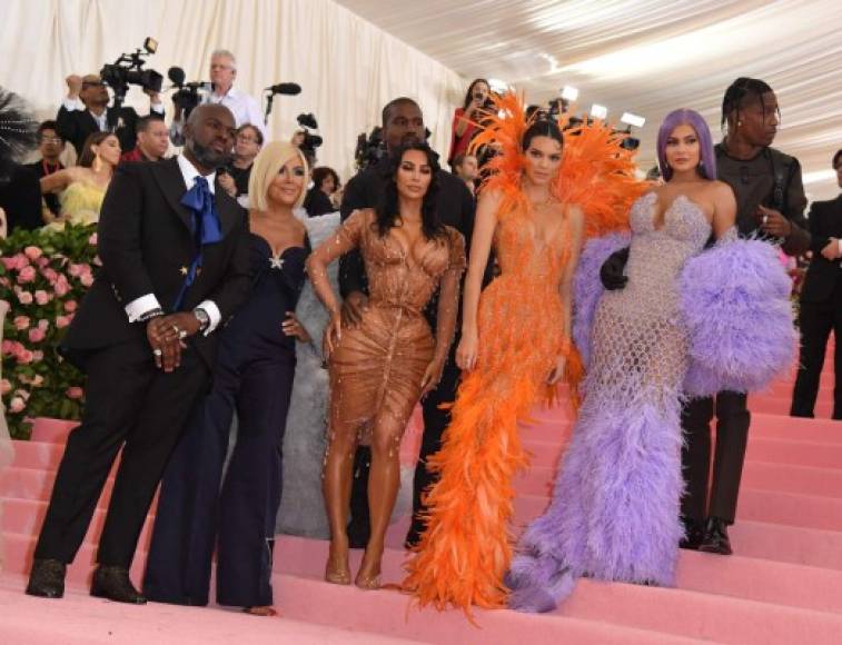 A la Met Gala llegó casi todo el clan de las Kardashian Jenner: La madre Kris Jenner y su novio, Corey Gamble, Kim Kardashian West y su esposo, Kanye West, Kendall Jenner, Kylie Jenner y su novio, Travis Scott.<br/>