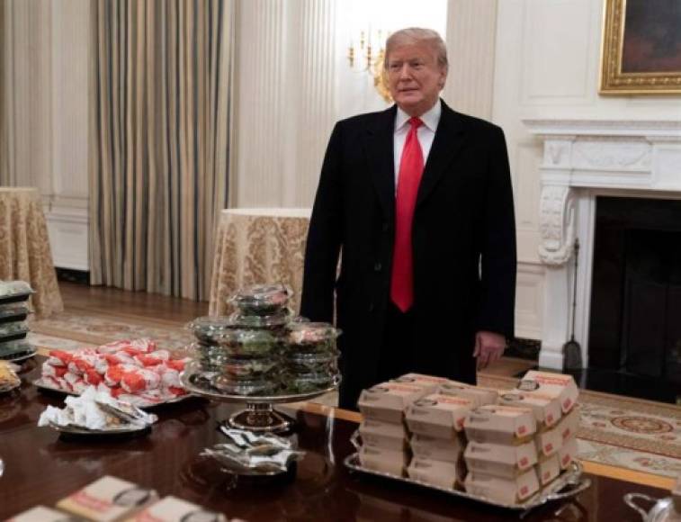 Trump afirmó que tuvo que recurrir a la comida rápida por la falta de personal en la Casa Blanca debido al cierre parcial de la Administración estadounidense, que entró hoy en su cuarta semana.