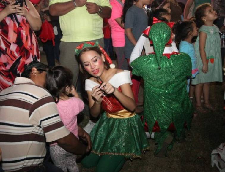 Los niños hacen fila para que les pinten su carita con los colores y diseños propios de la Navidad.