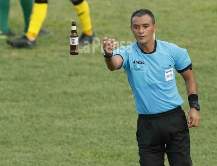 El partido se detuvo por unos minutos luego de que aficionados del Marathón lanzaron una botella de cerveza al terreno de las acciones.