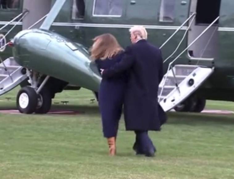 Los fotógrafos que cubrían el abordaje de la pareja presidencial capturaron el momento en imágenes retomadas por los medios de comunicación para destacar la acción de Trump.