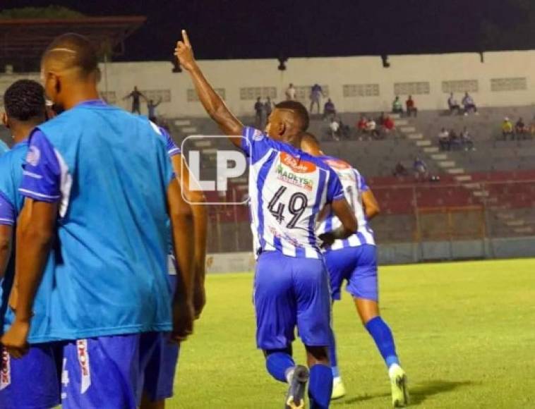 El colombiano Andres Rentería celebrando su gol que puso a ganar al Victoria sobre el Platense.