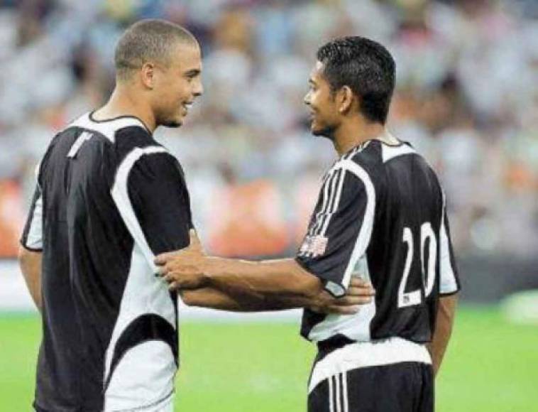 El astro brasileño Ronaldo Nazario junto a Amado Guevara en un partido amistoso.