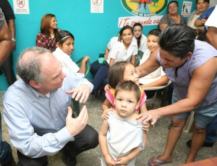 Tim Kaine también compartió con residentes del sector Chamelecón.