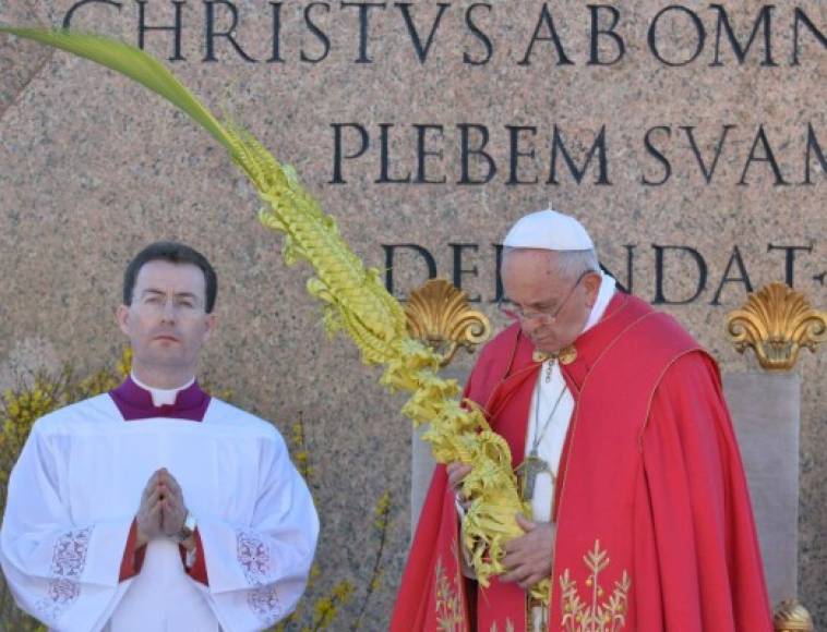 Con motivo de la misa del Domingo de Ramos, que abre la Semana Santa, el pontífice invitó a la muchedumbre a pensar en los muchos 'mártires de hoy día', 'nuestros hermanos y hermanas perseguidos por ser cristianos'.